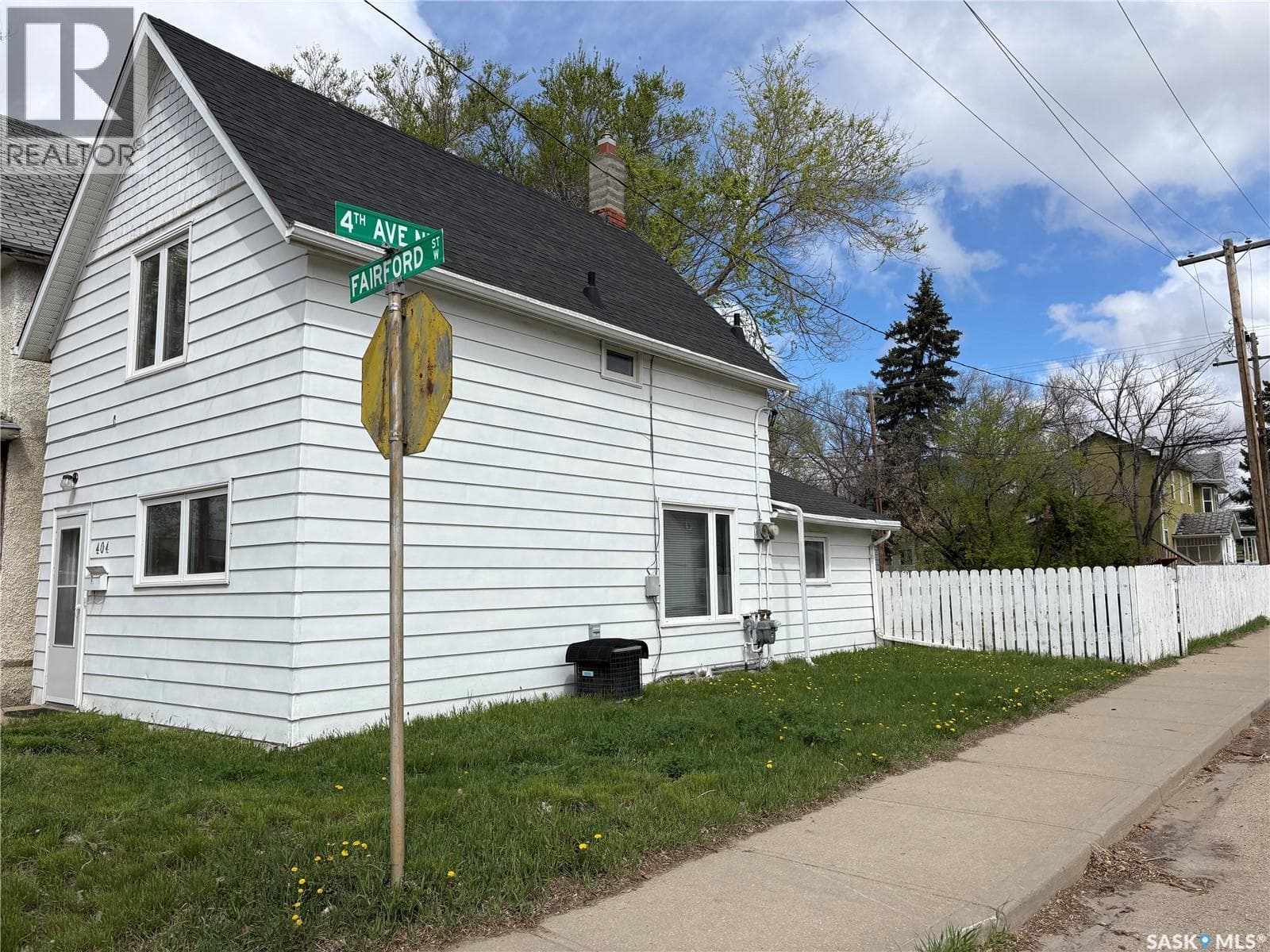404 Fairford STREET W — photo 2