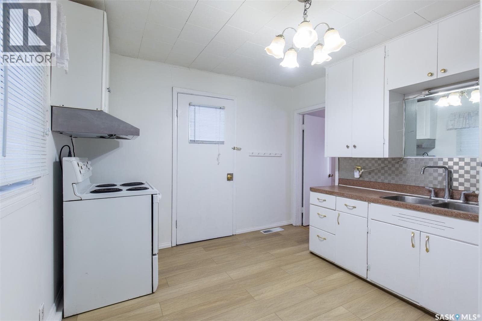 404 Fairford STREET W — photo 5