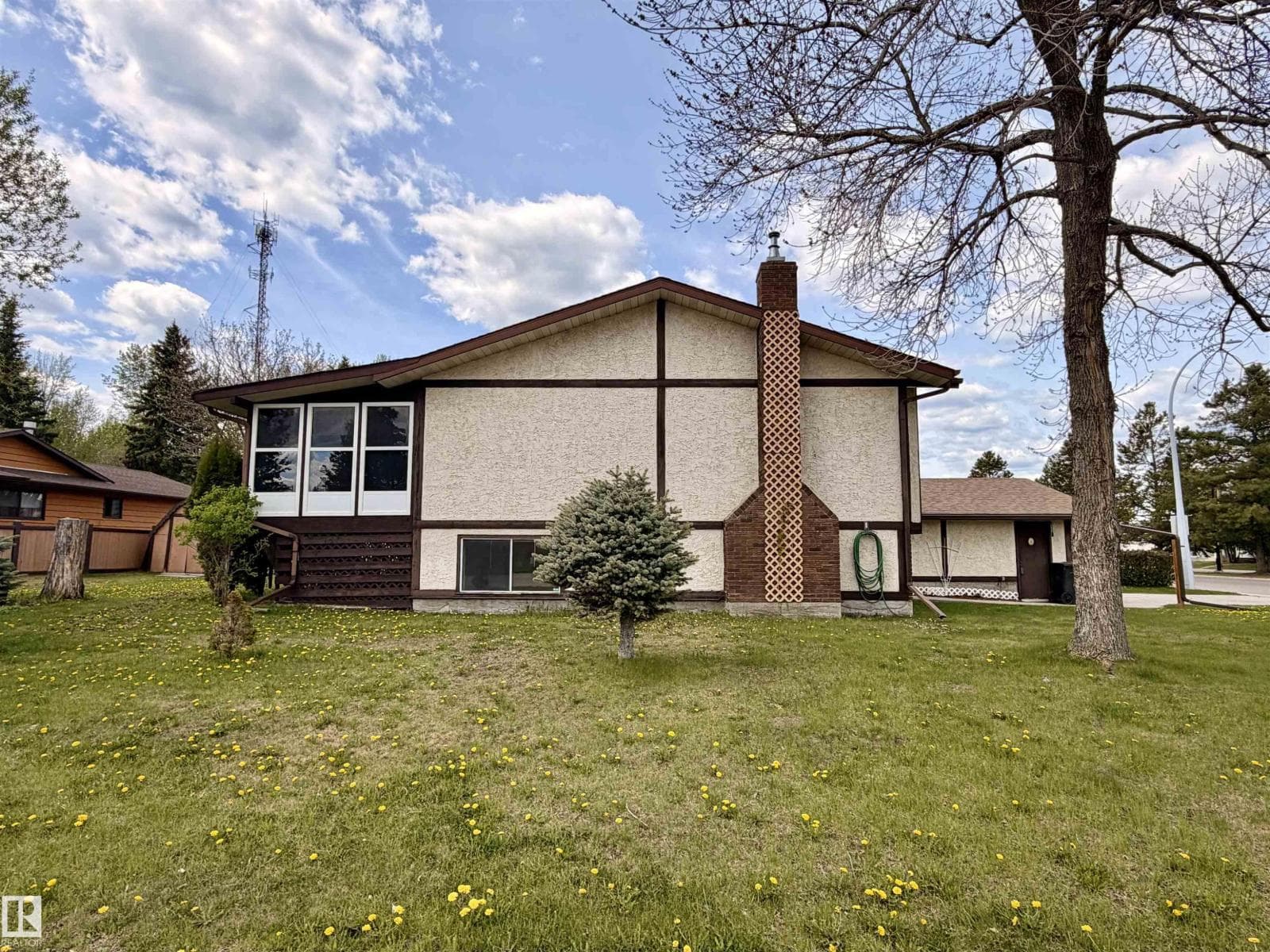 4521 42 AV — photo 2