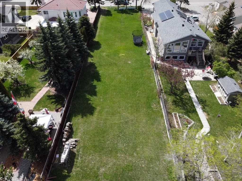 8520 48 Avenue NW — photo 2