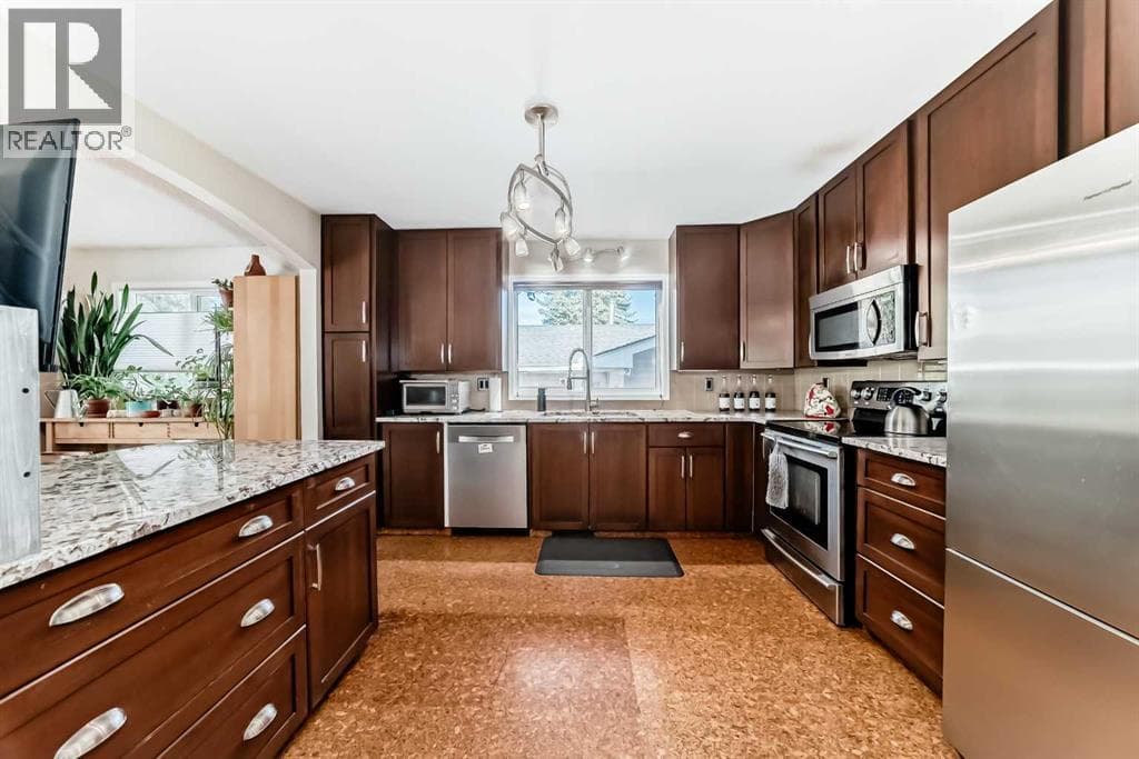 1319 104 Avenue SW — photo 2