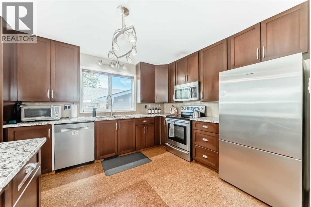 1319 104 Avenue SW — photo 3
