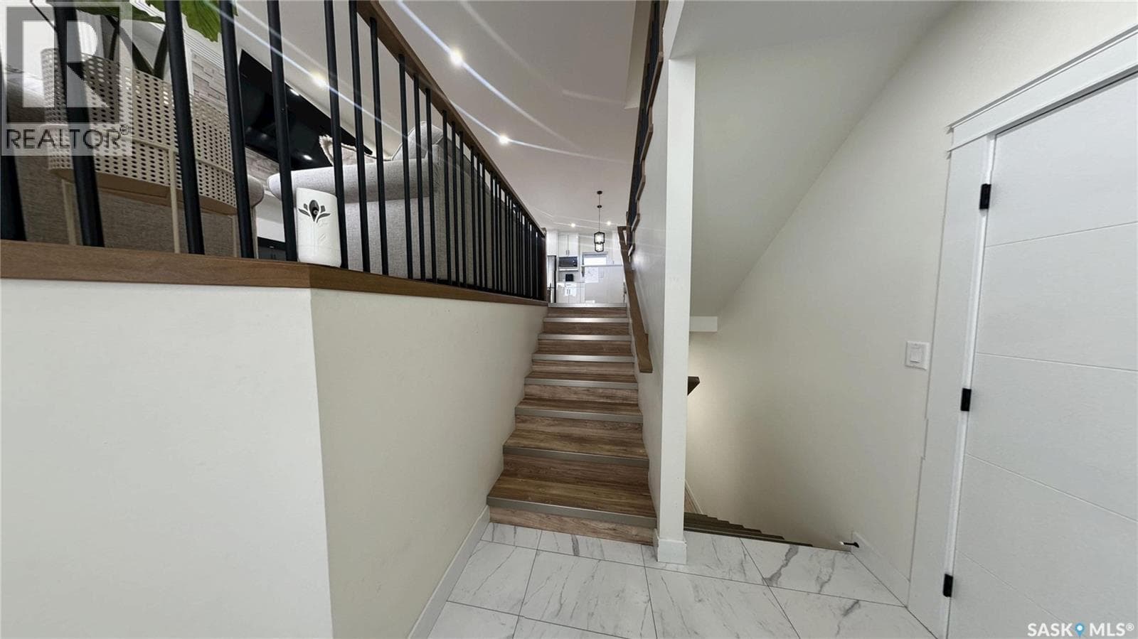 2535 Rosewood DRIVE — photo 2