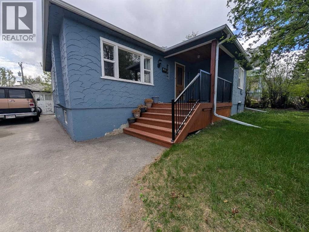 1815 32 Avenue SW — photo 2