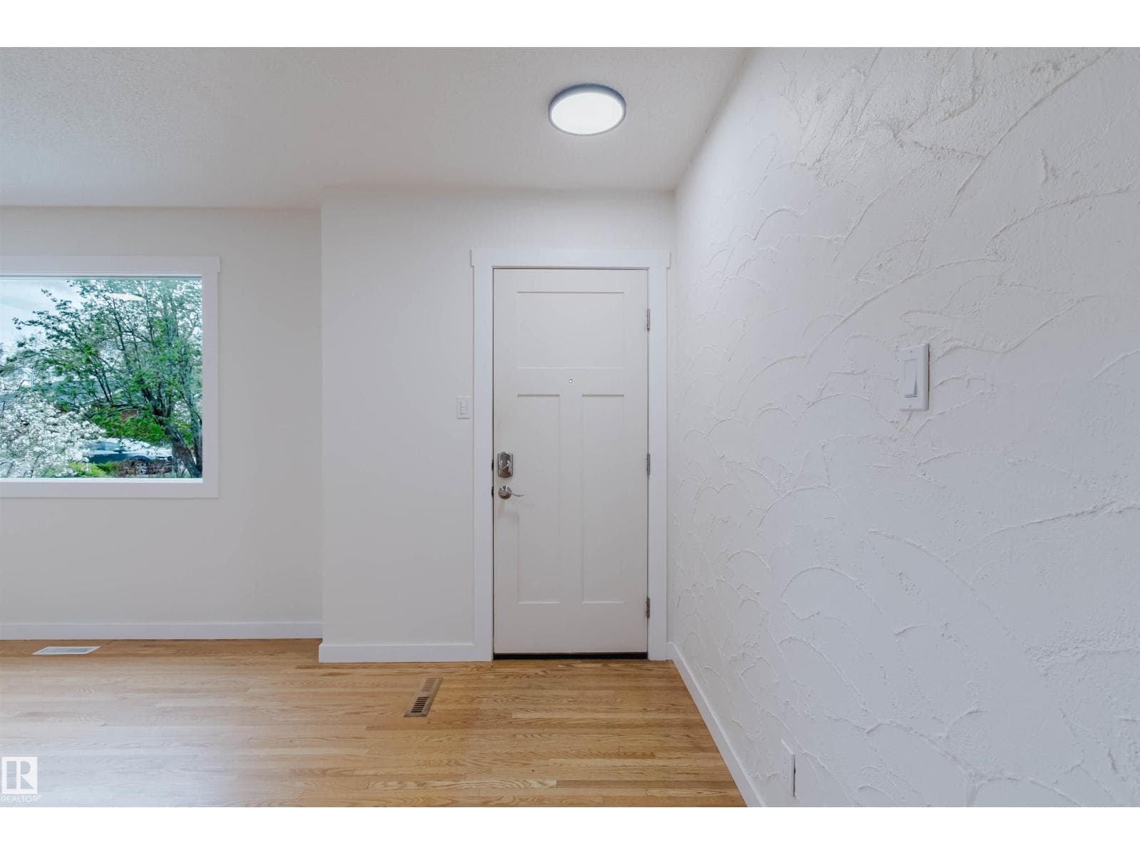 8311 160 ST NW — photo 4