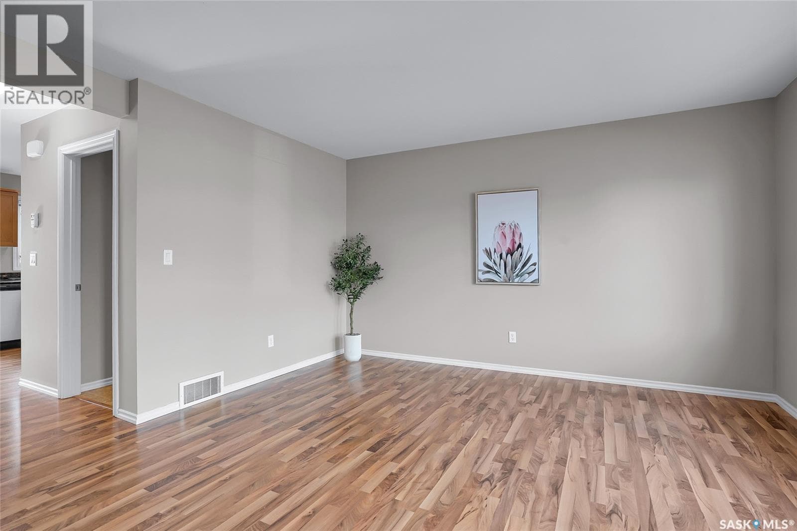 311 415 Lynd CRESCENT — photo 3