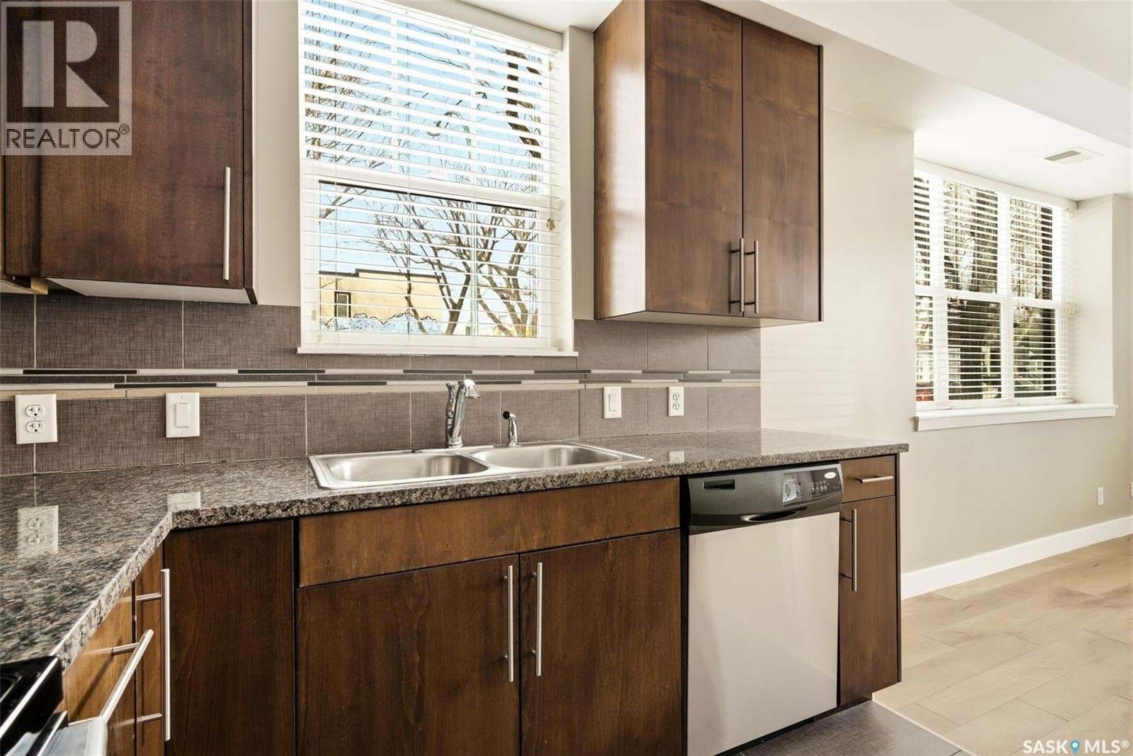 101 2313 Montreal STREET — photo 4