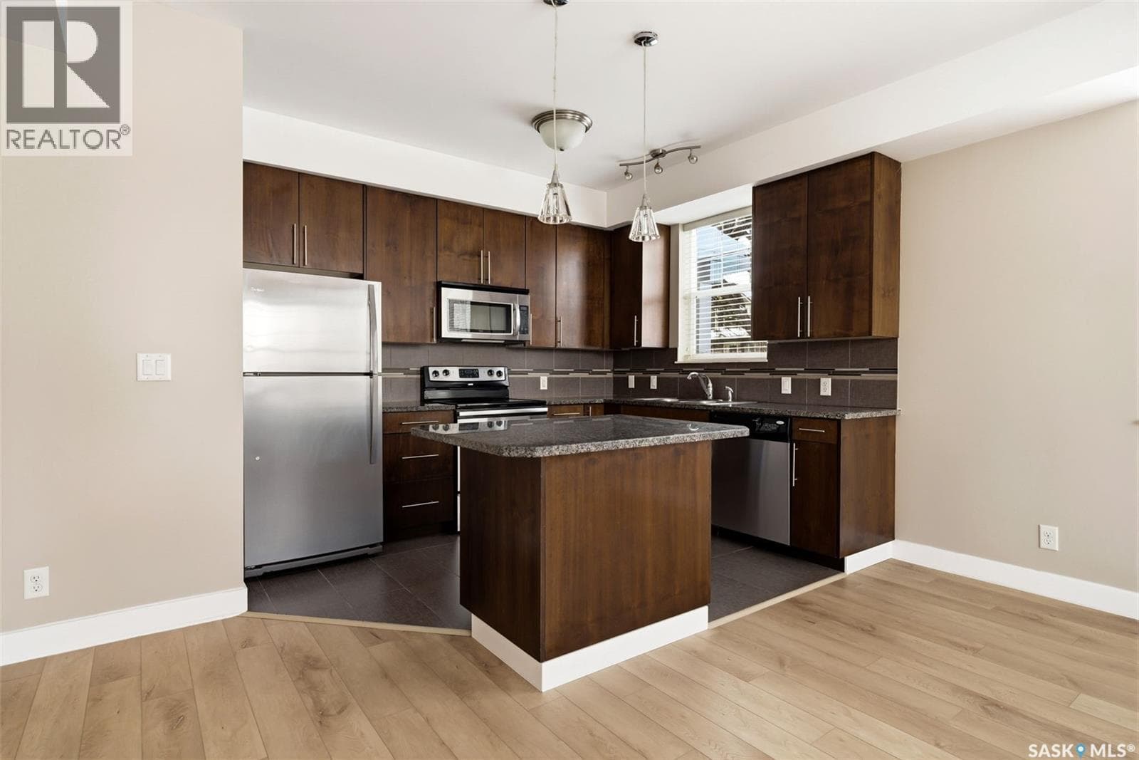 101 2313 Montreal STREET — photo 3