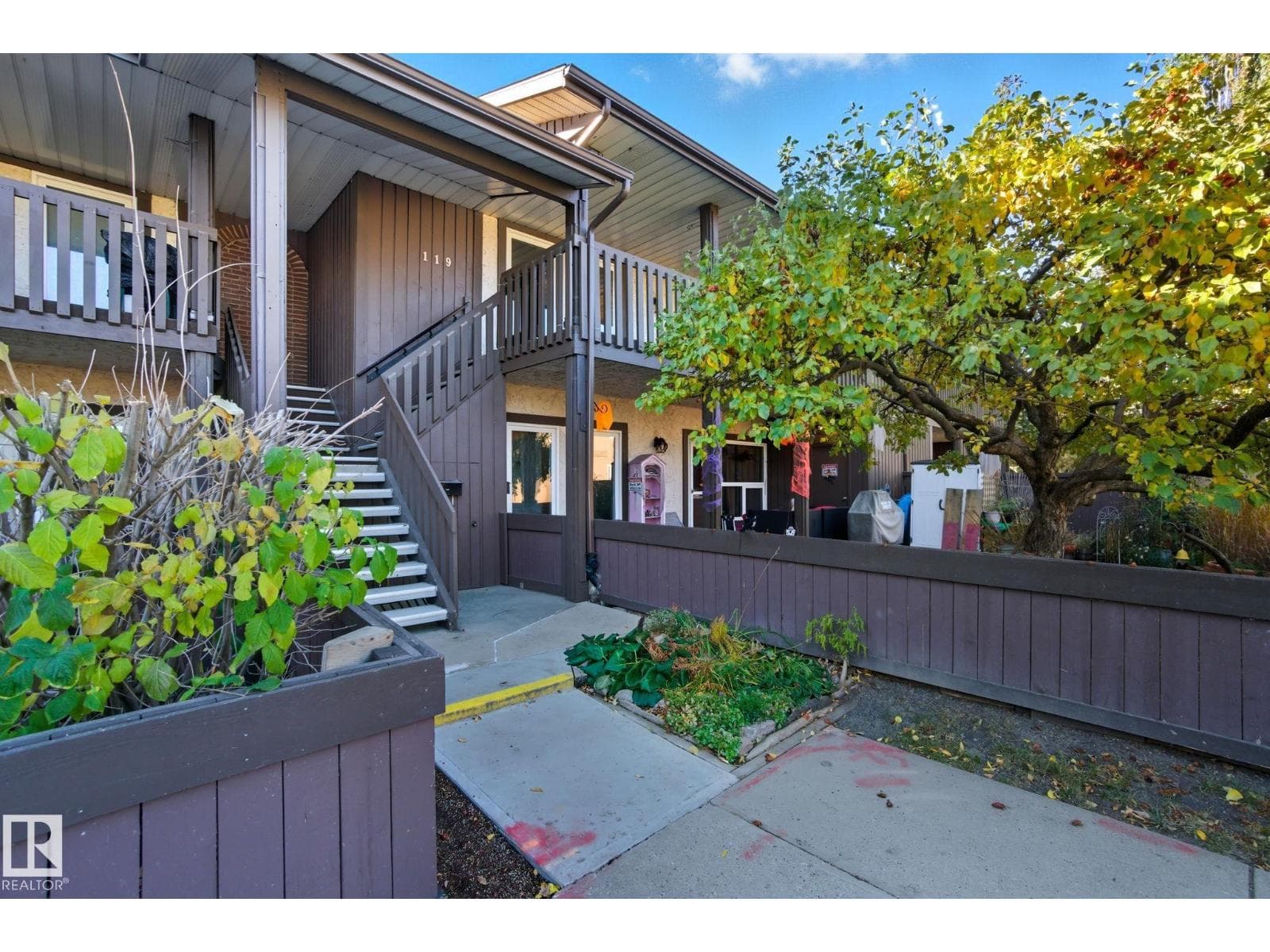 119 SURREY GARDENS GD NW — photo 3