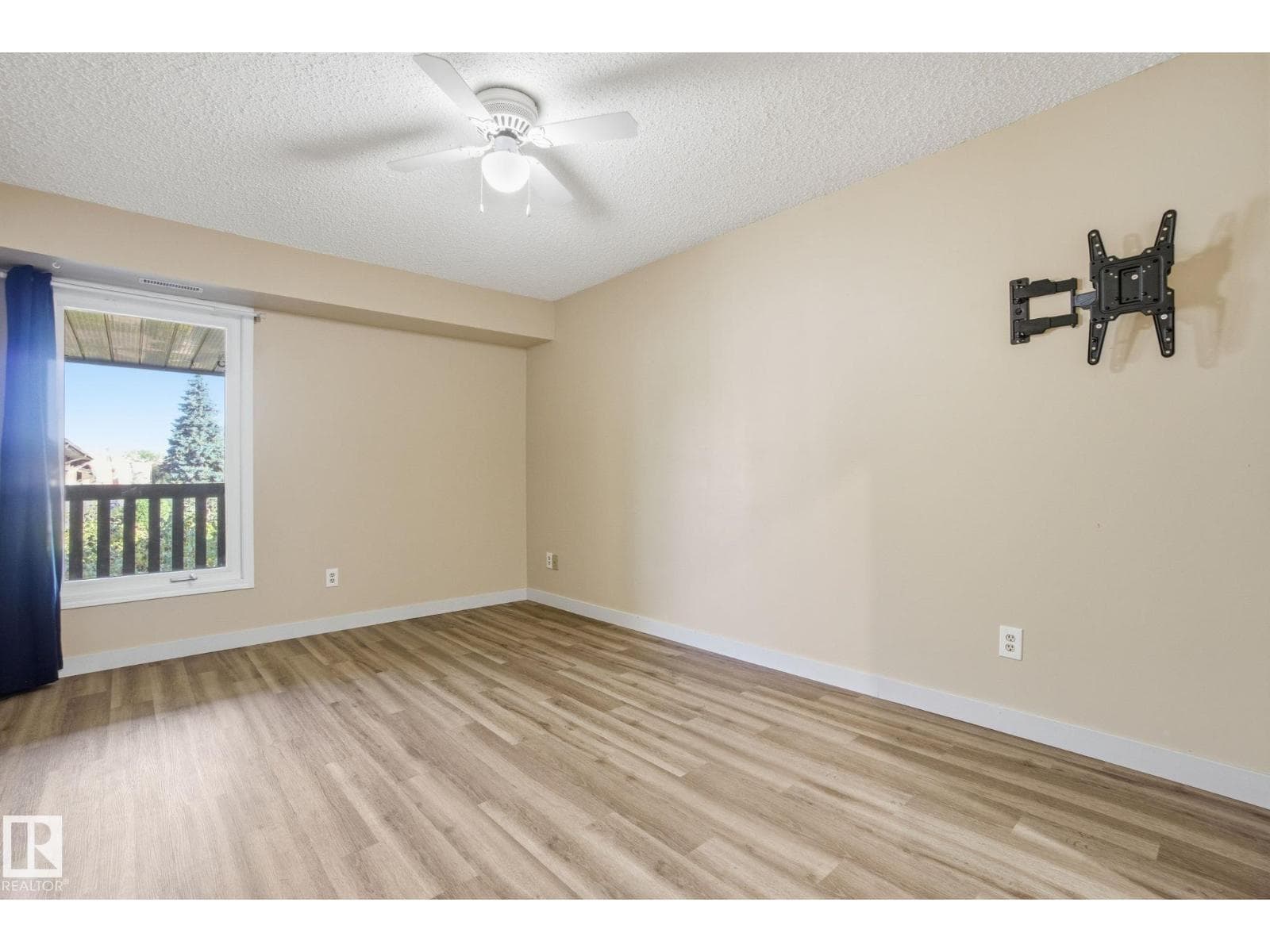 119 SURREY GARDENS GD NW — photo 5