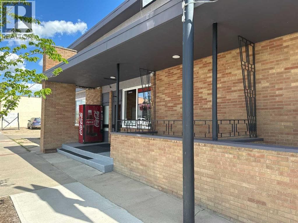 5011 50 Street — photo 2
