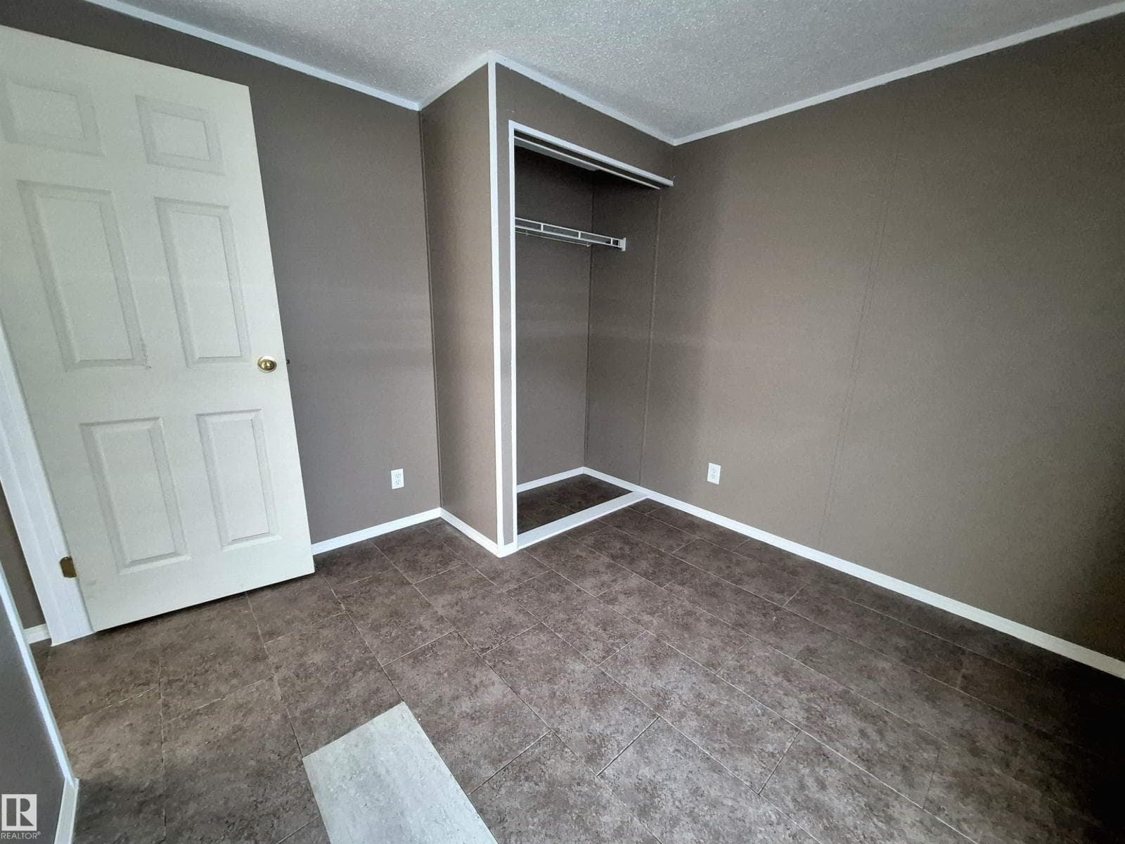 4631 48 AV — photo 4