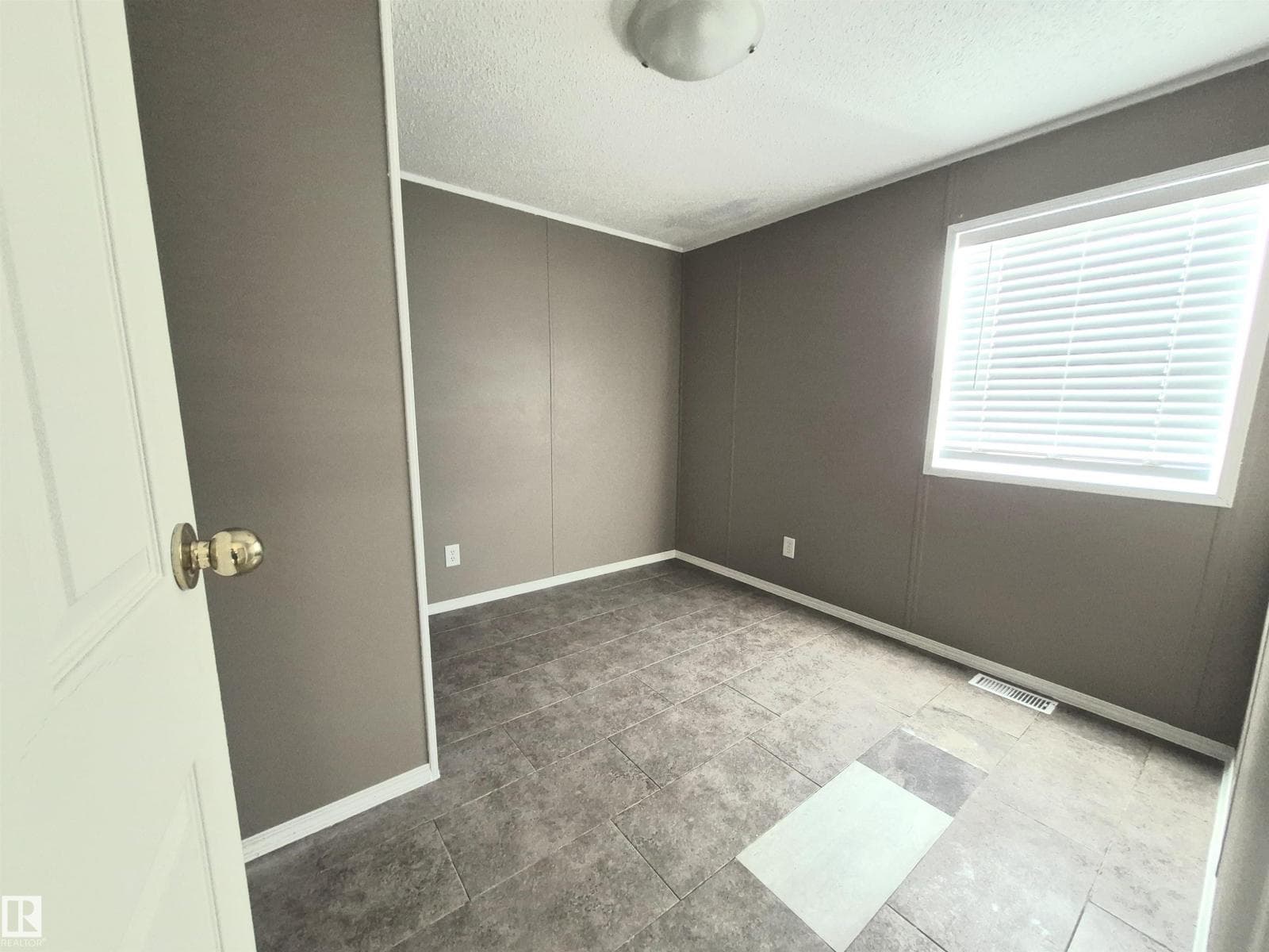 4631 48 AV — photo 5