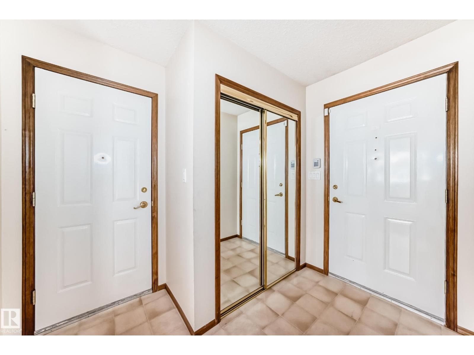 4815 32 AV NW — photo 4