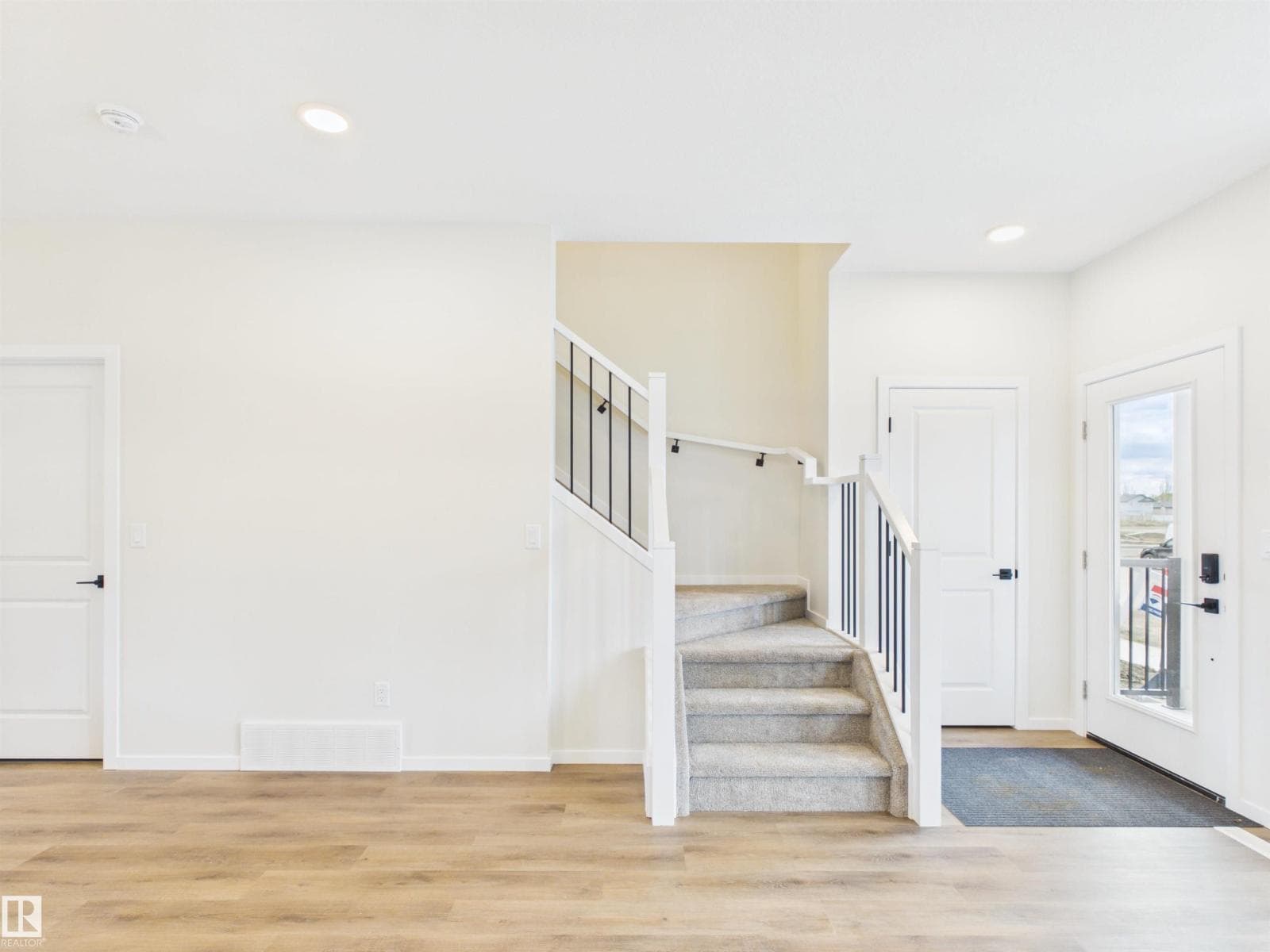 1094 MCLEOD AV — photo 3