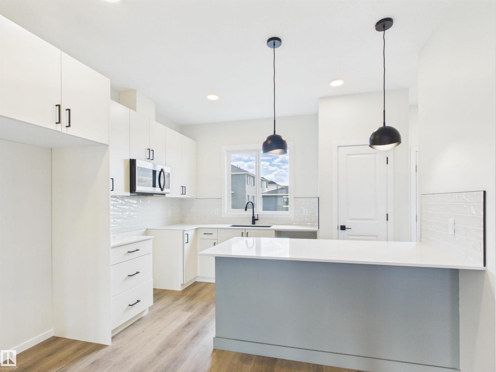 1094 MCLEOD AV