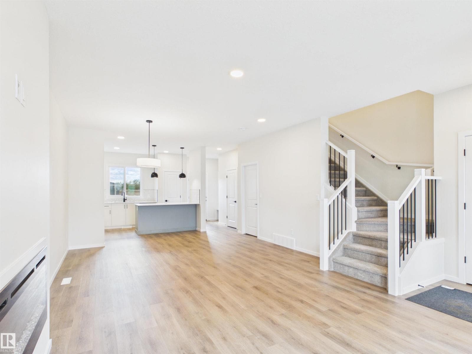 1094 MCLEOD AV — photo 4