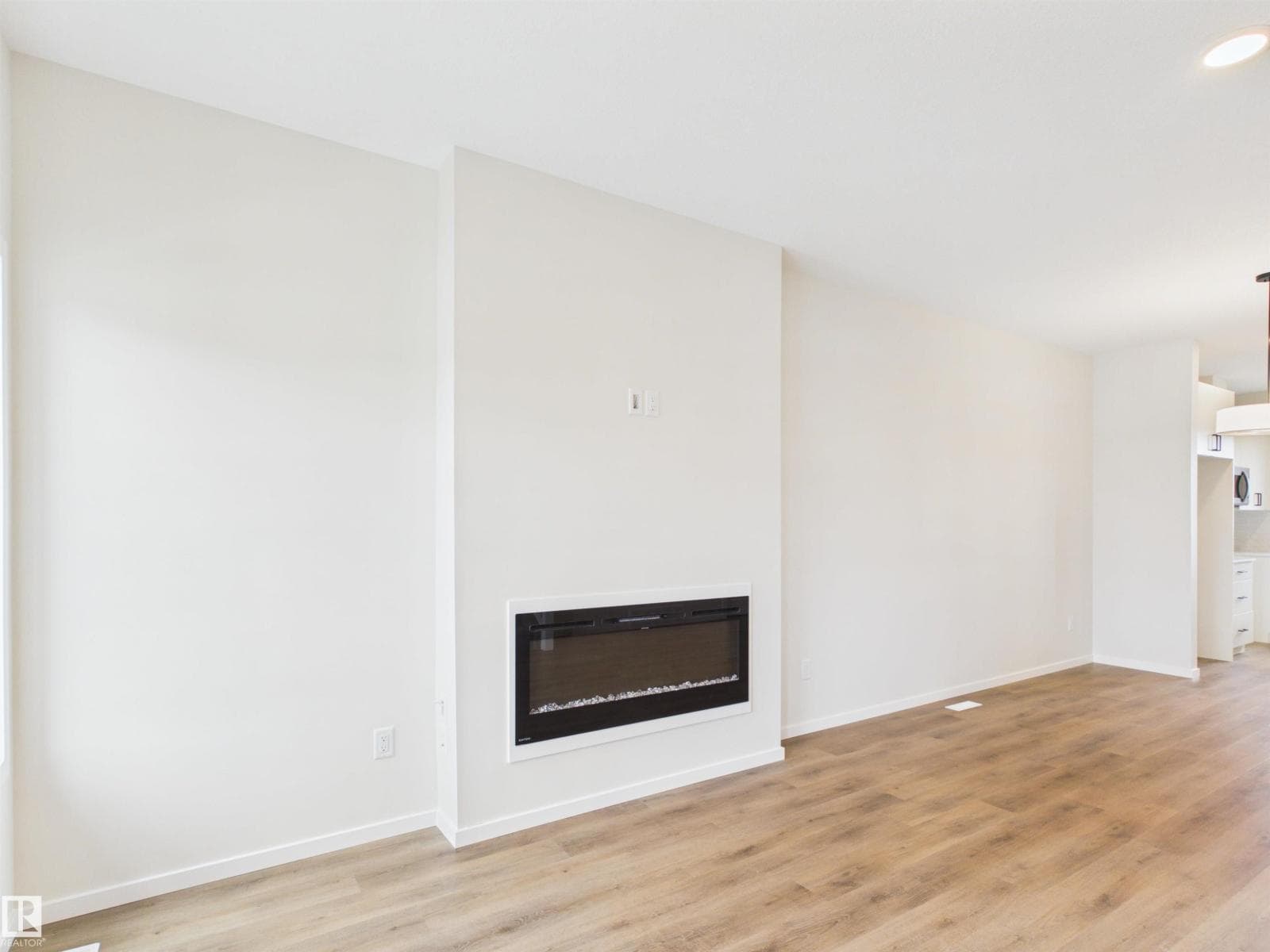 1094 MCLEOD AV — photo 5