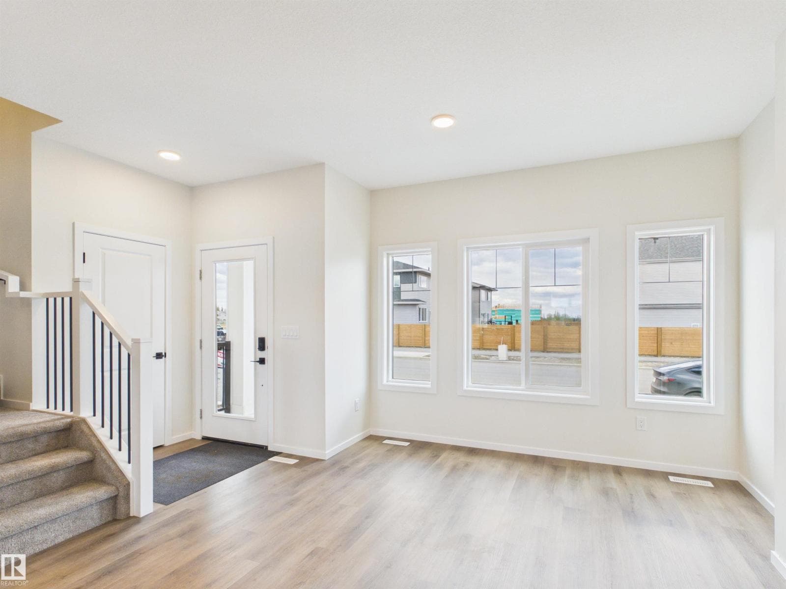 1094 MCLEOD AV — photo 2