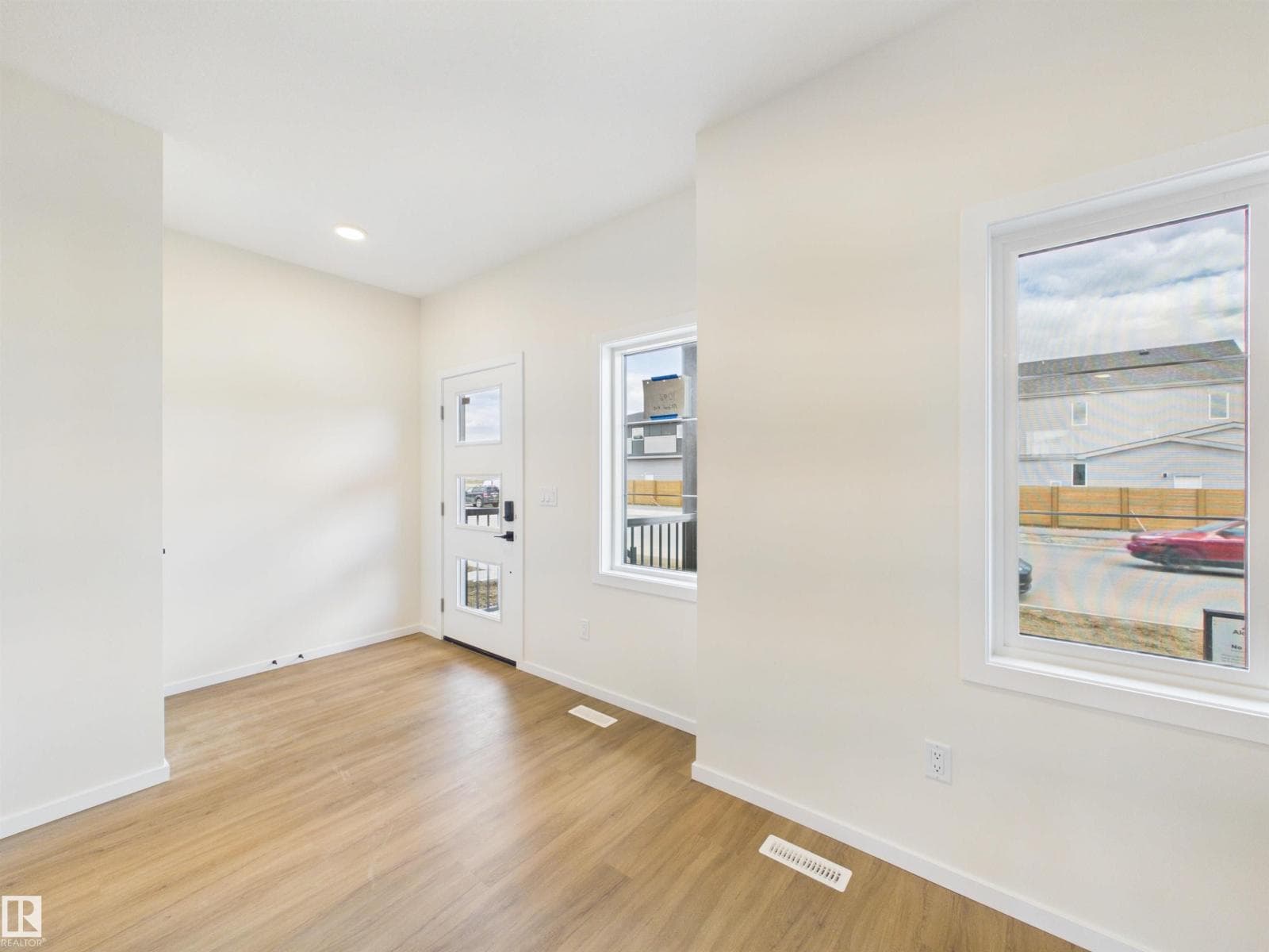 1096 MCLEOD AV — photo 2