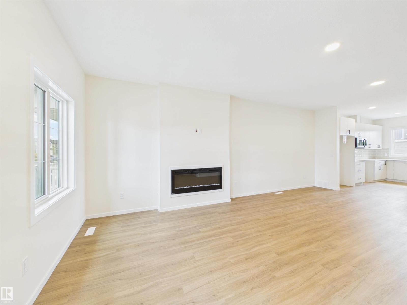 1096 MCLEOD AV — photo 5