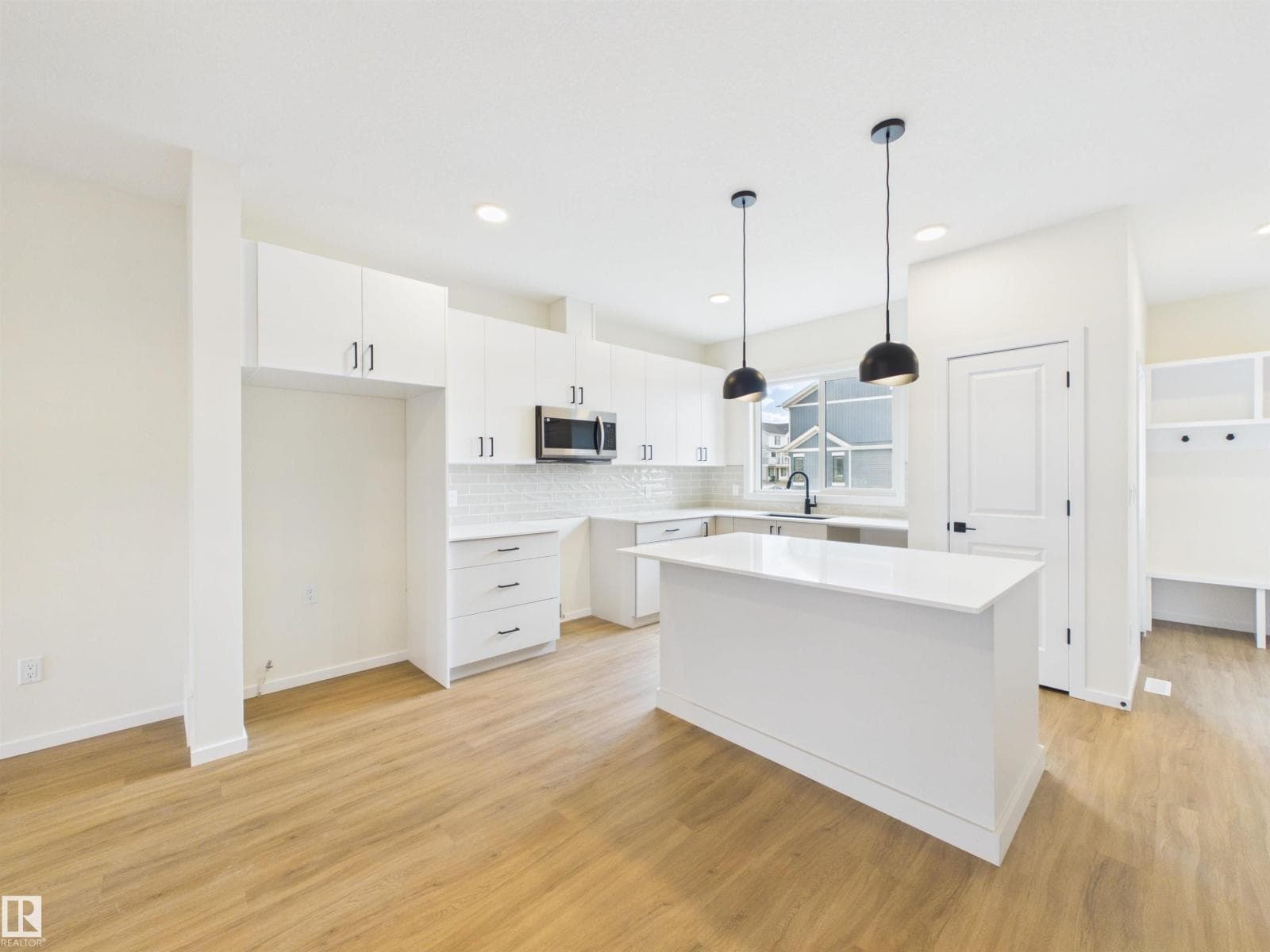1096 MCLEOD AV