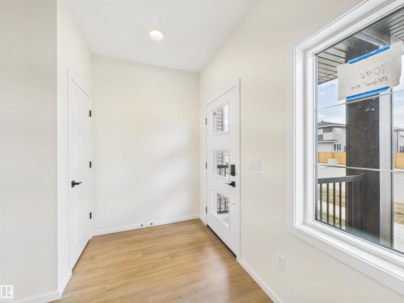 1096 MCLEOD AV — photo 3