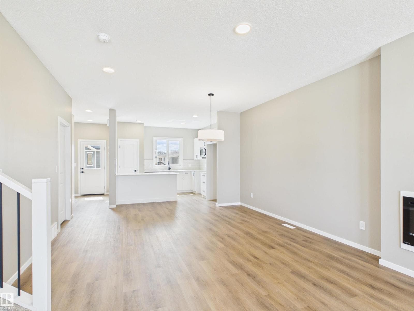 1098 MCLEOD AV — photo 2