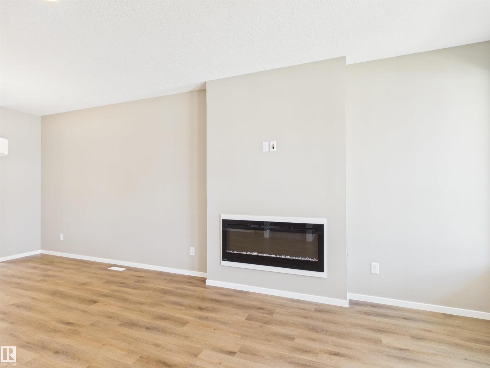 1098 MCLEOD AV — photo 3