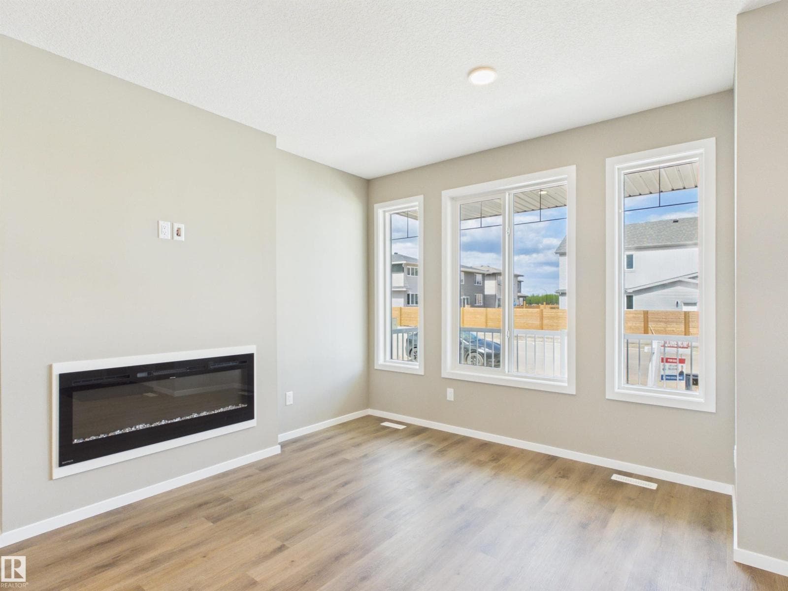 1098 MCLEOD AV — photo 5