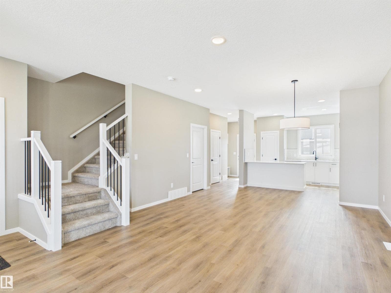 1098 MCLEOD AV