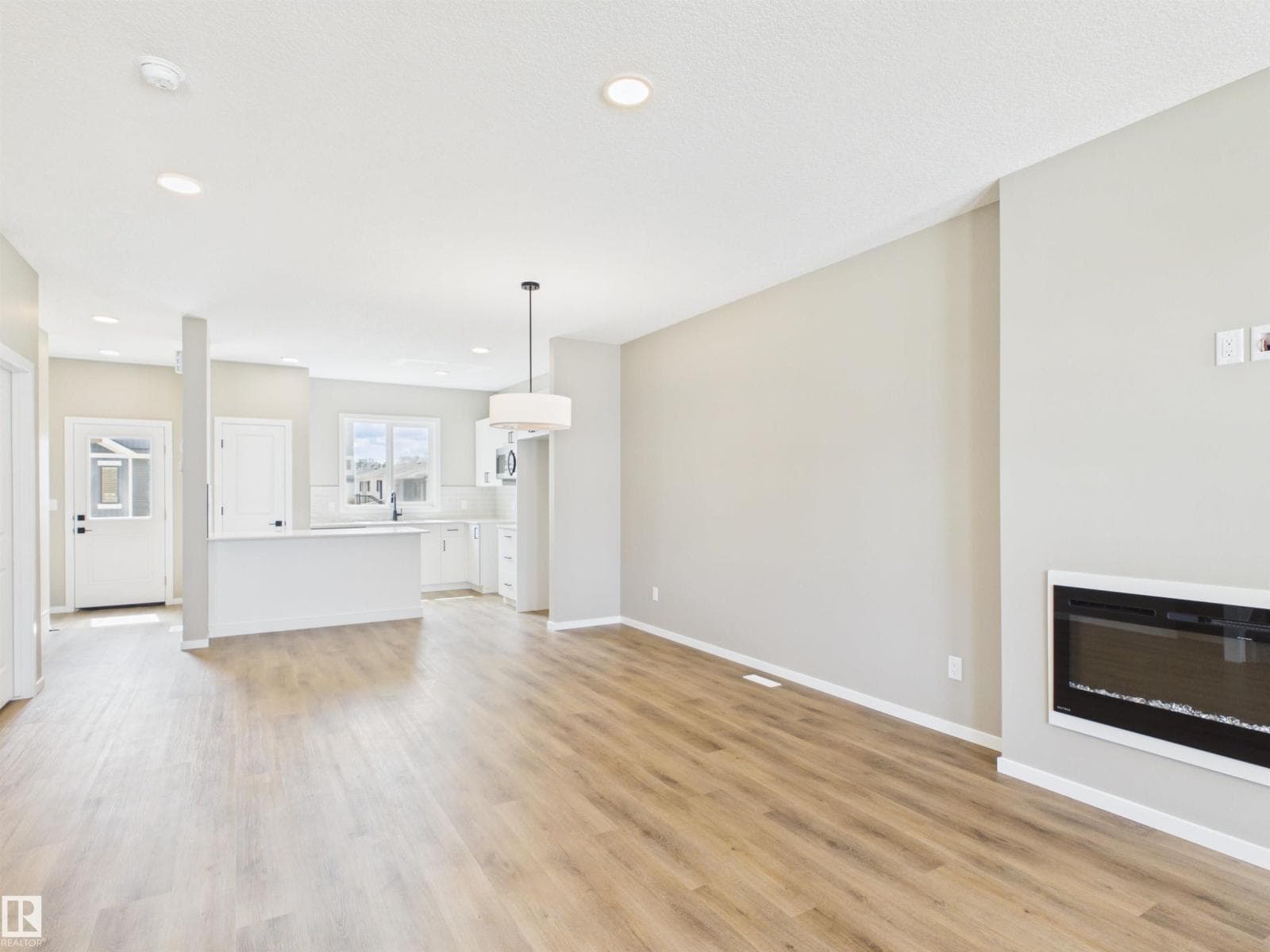 1098 MCLEOD AV — photo 4