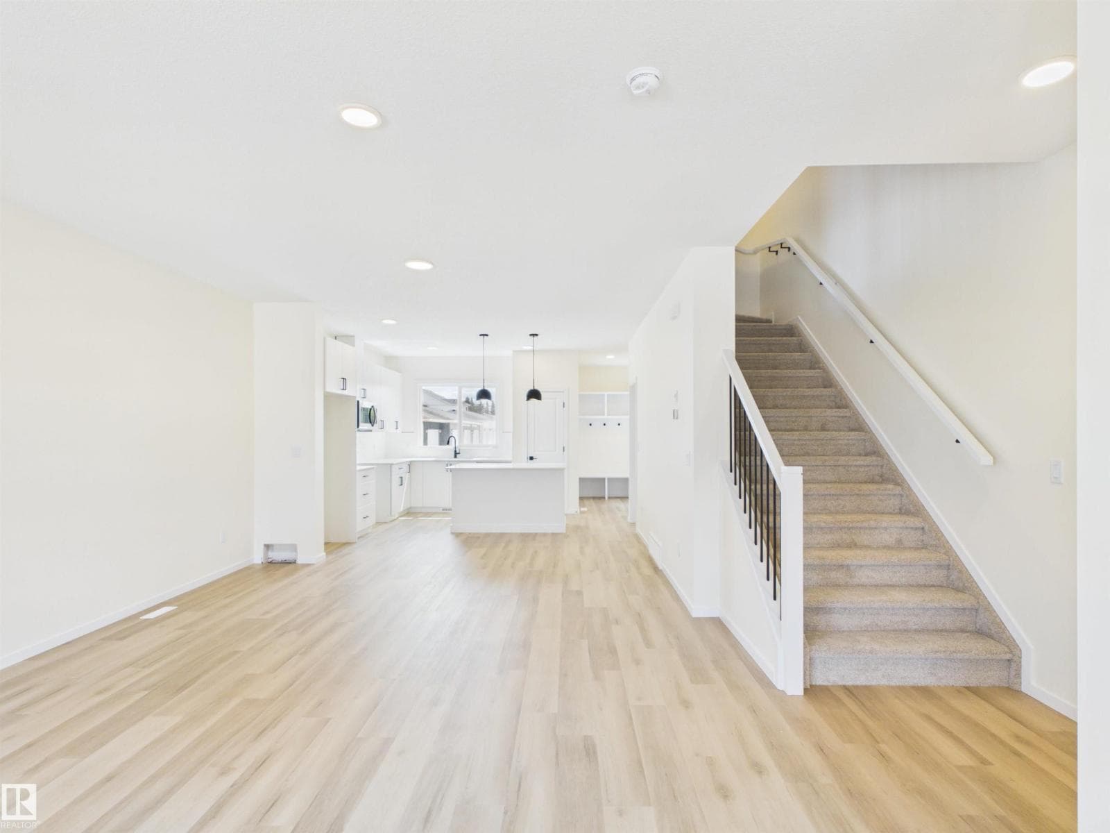 1092 MCLEOD AV — photo 4