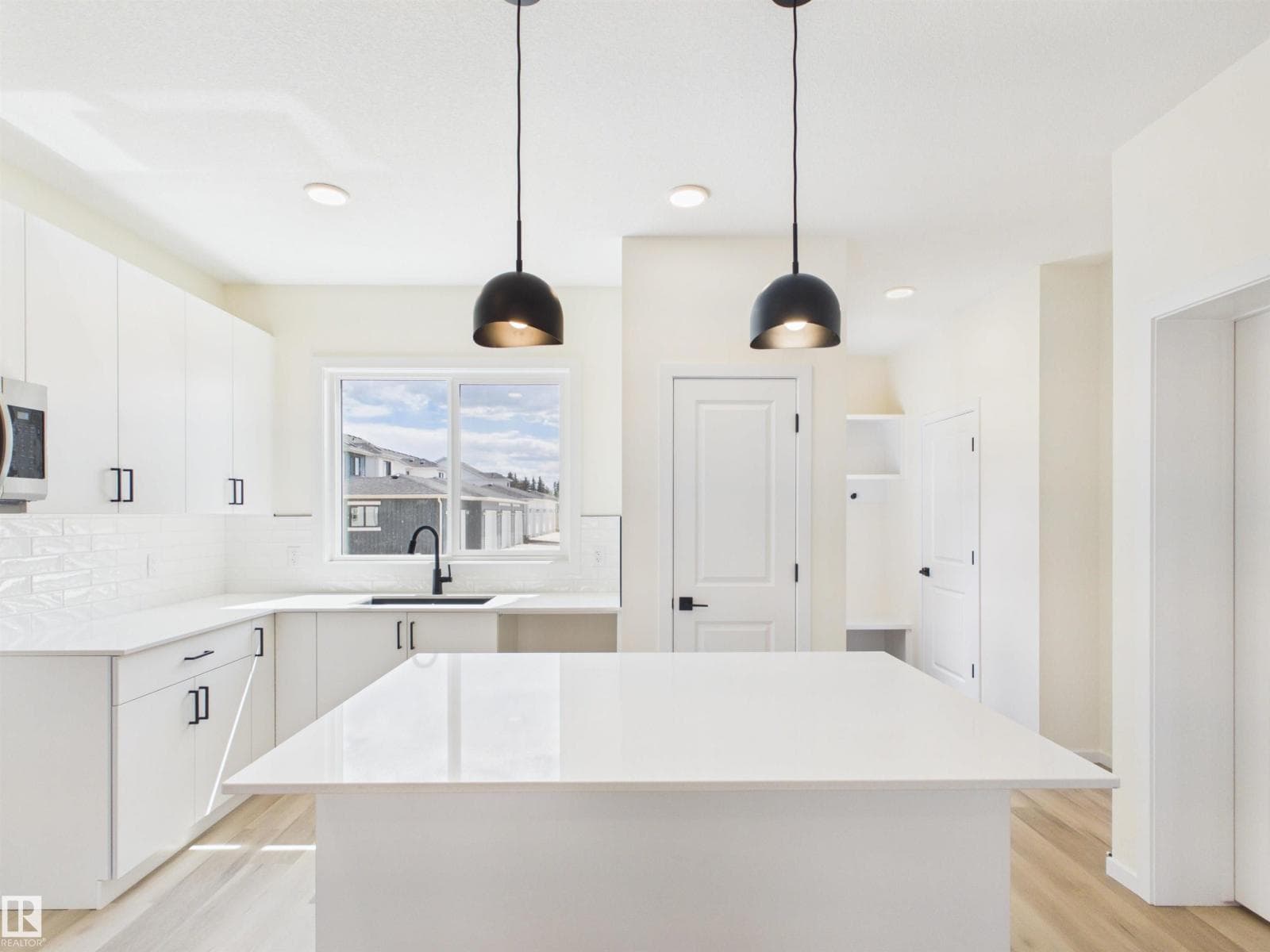 1092 MCLEOD AV