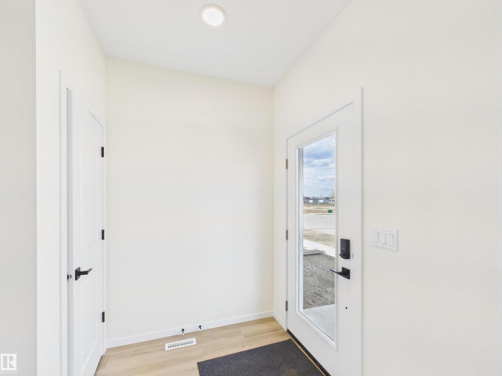 1092 MCLEOD AV — photo 2