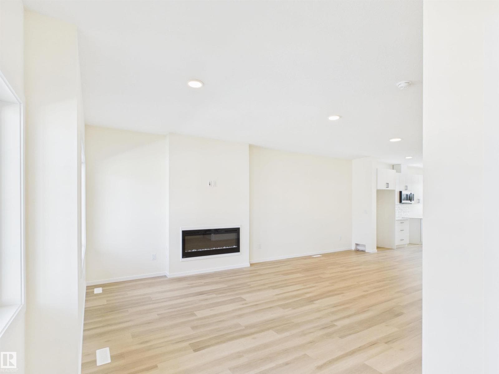 1092 MCLEOD AV — photo 3