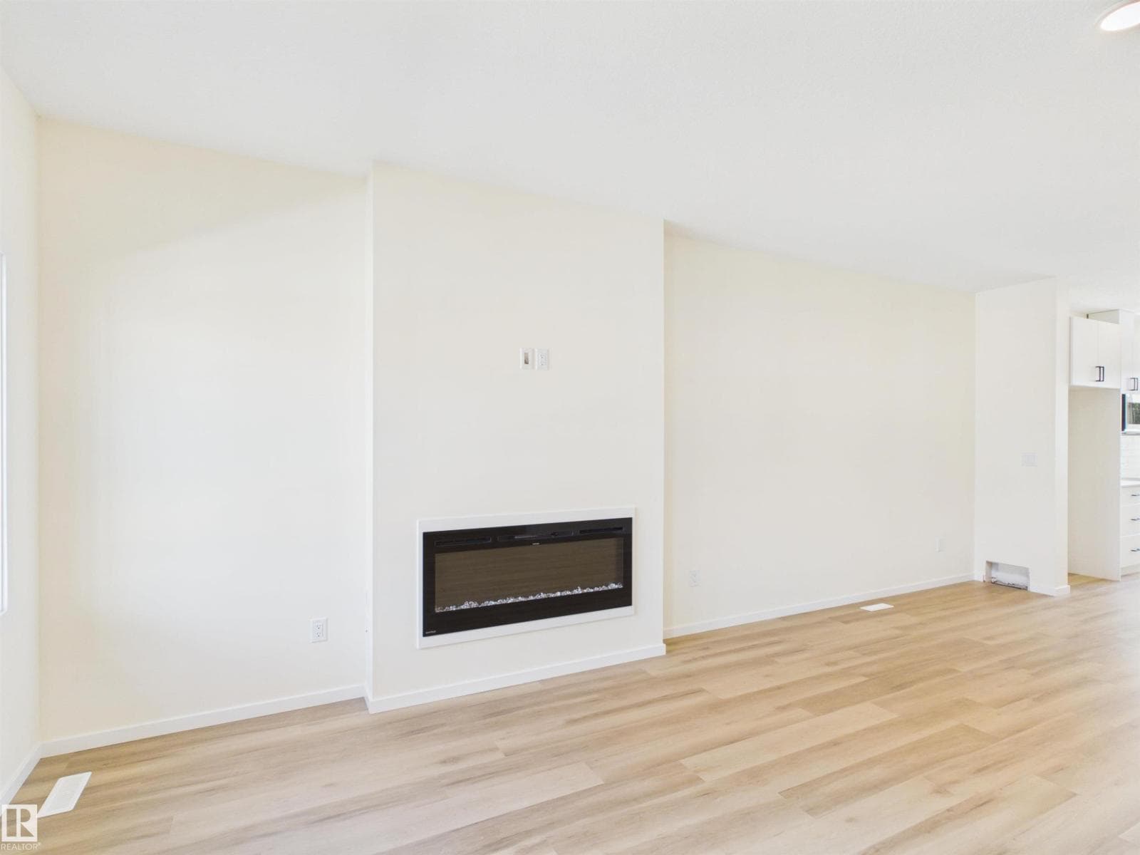 1092 MCLEOD AV — photo 5