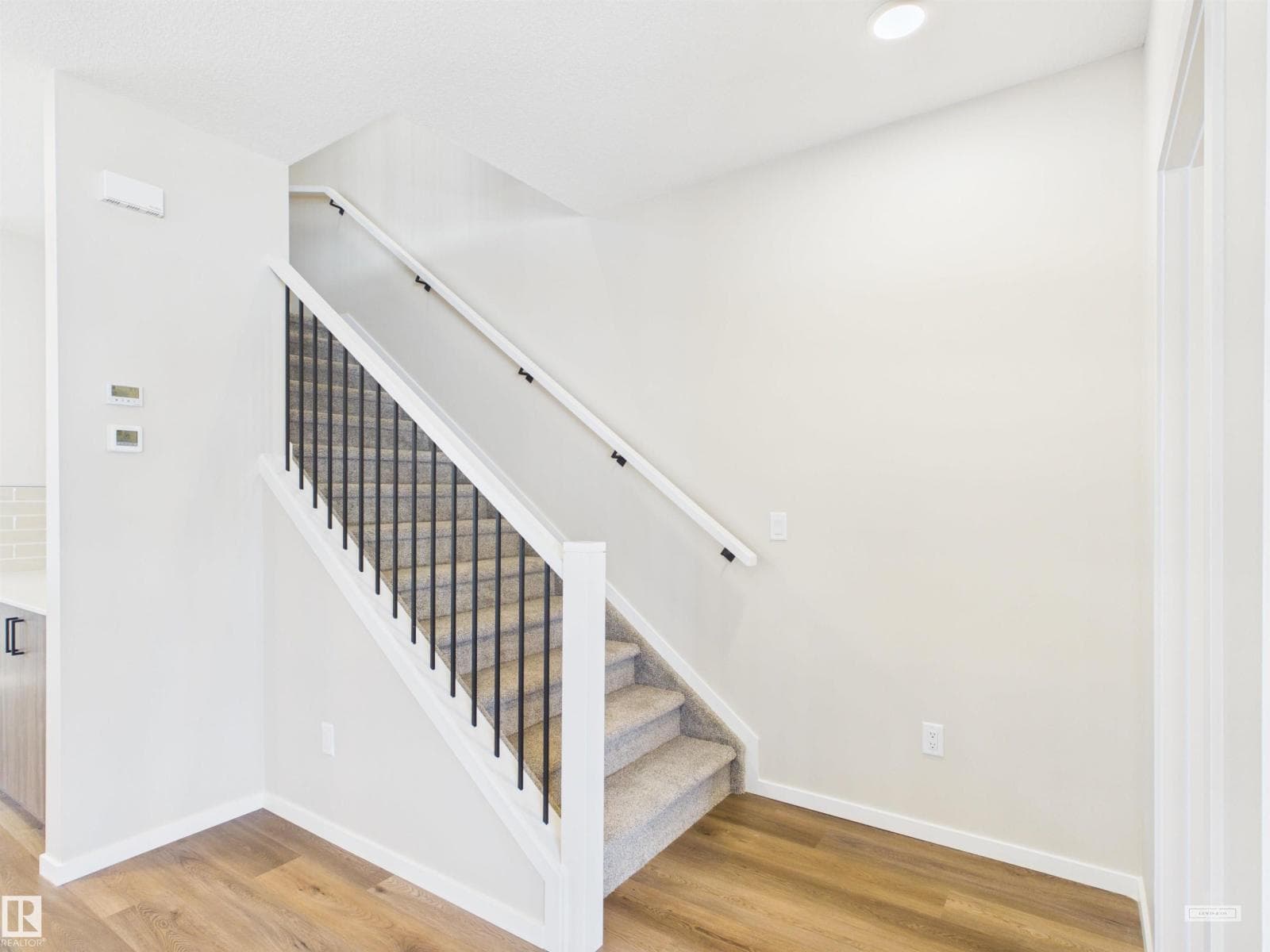 1100 MCLEOD AV — photo 5