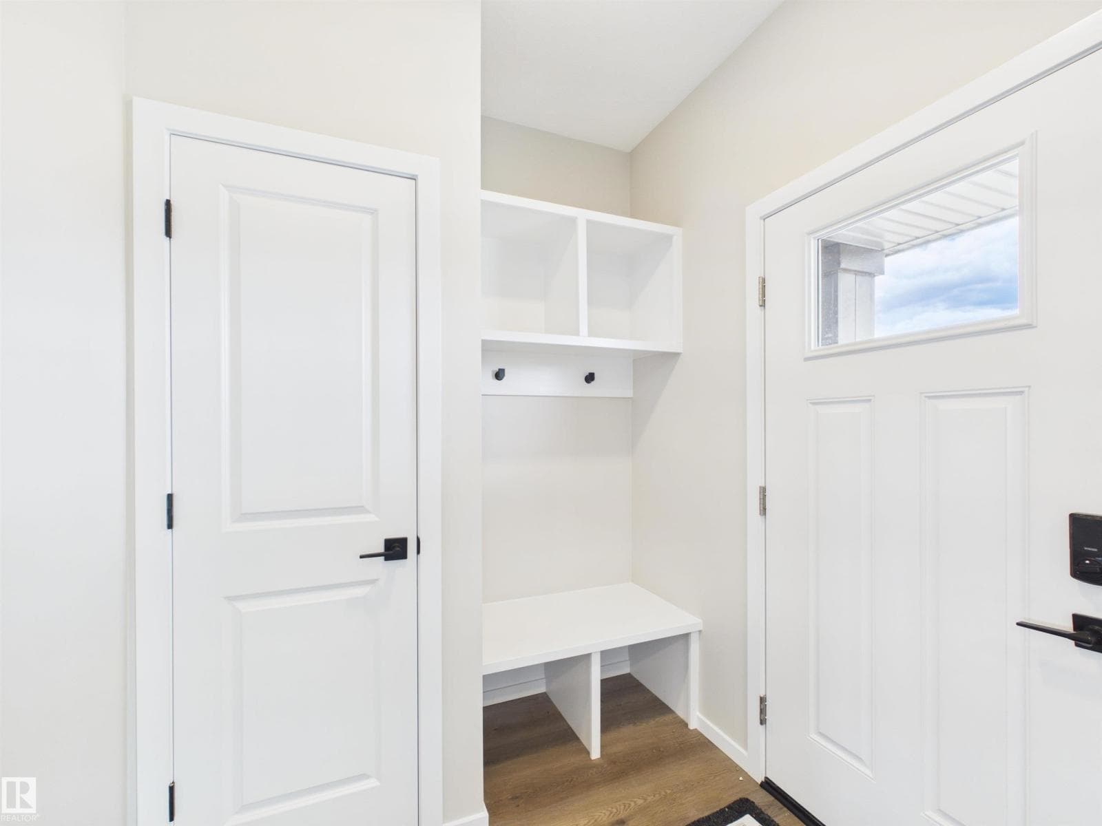 1100 MCLEOD AV — photo 2