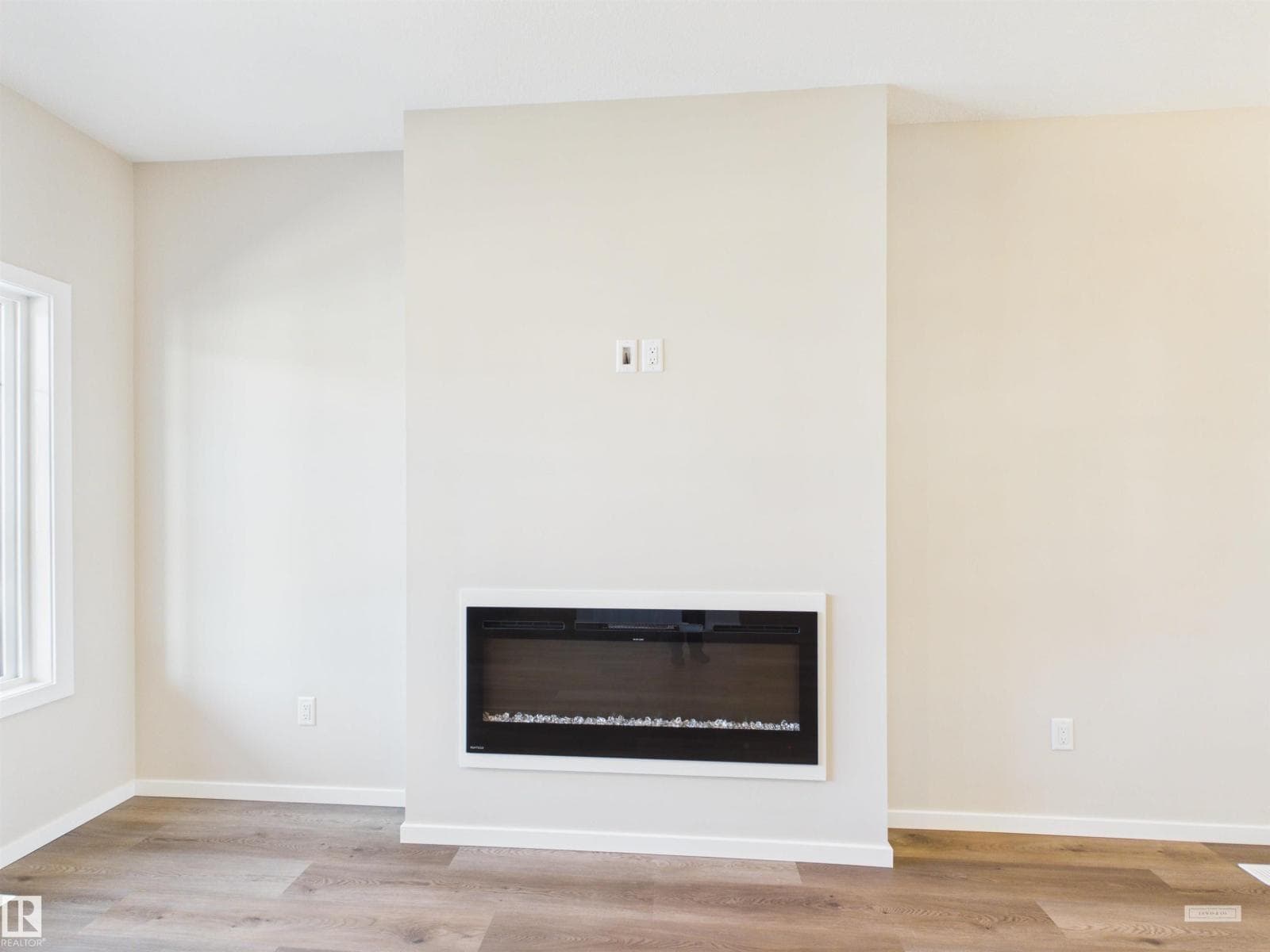 1100 MCLEOD AV — photo 4