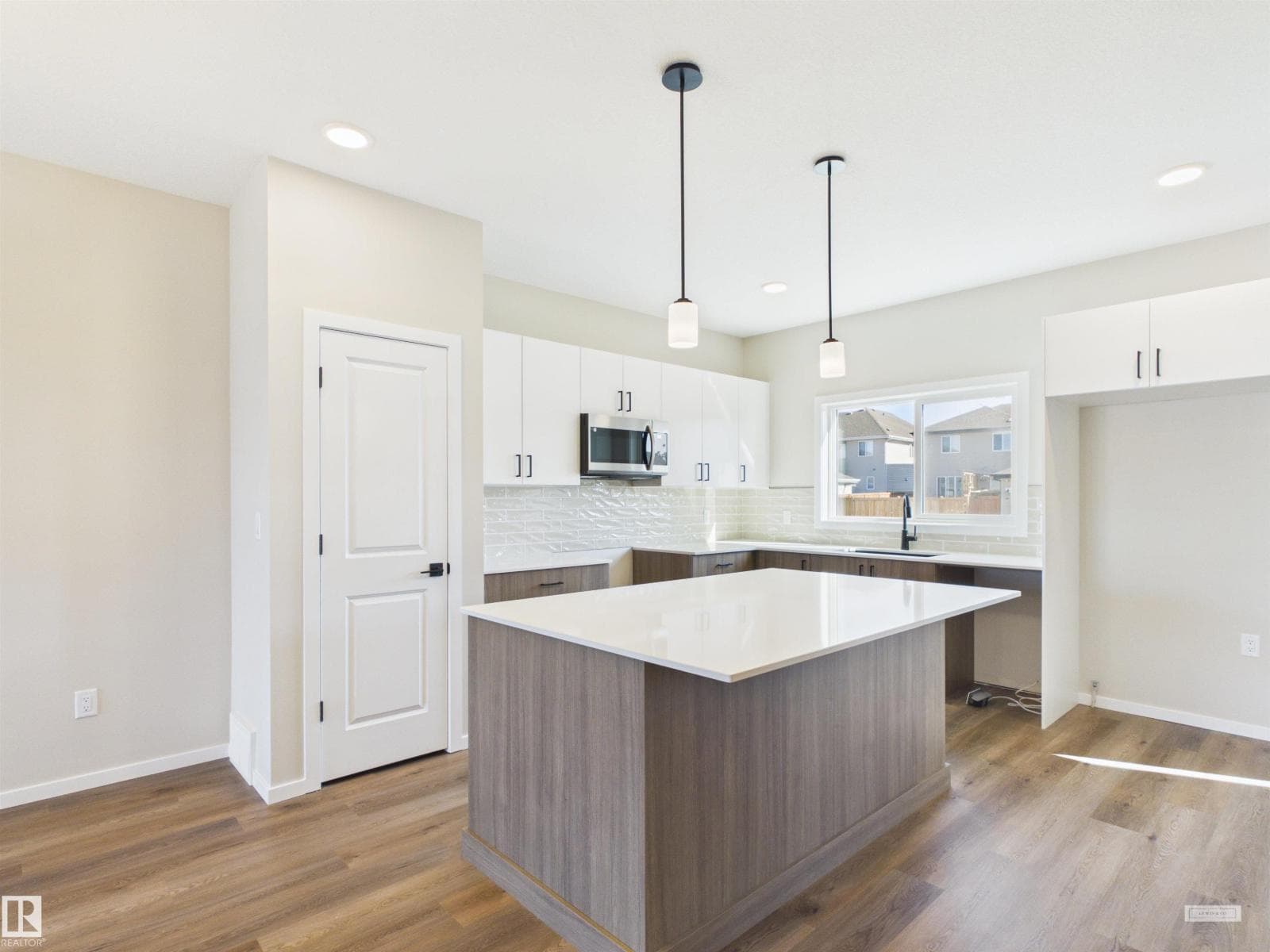 1100 MCLEOD AV