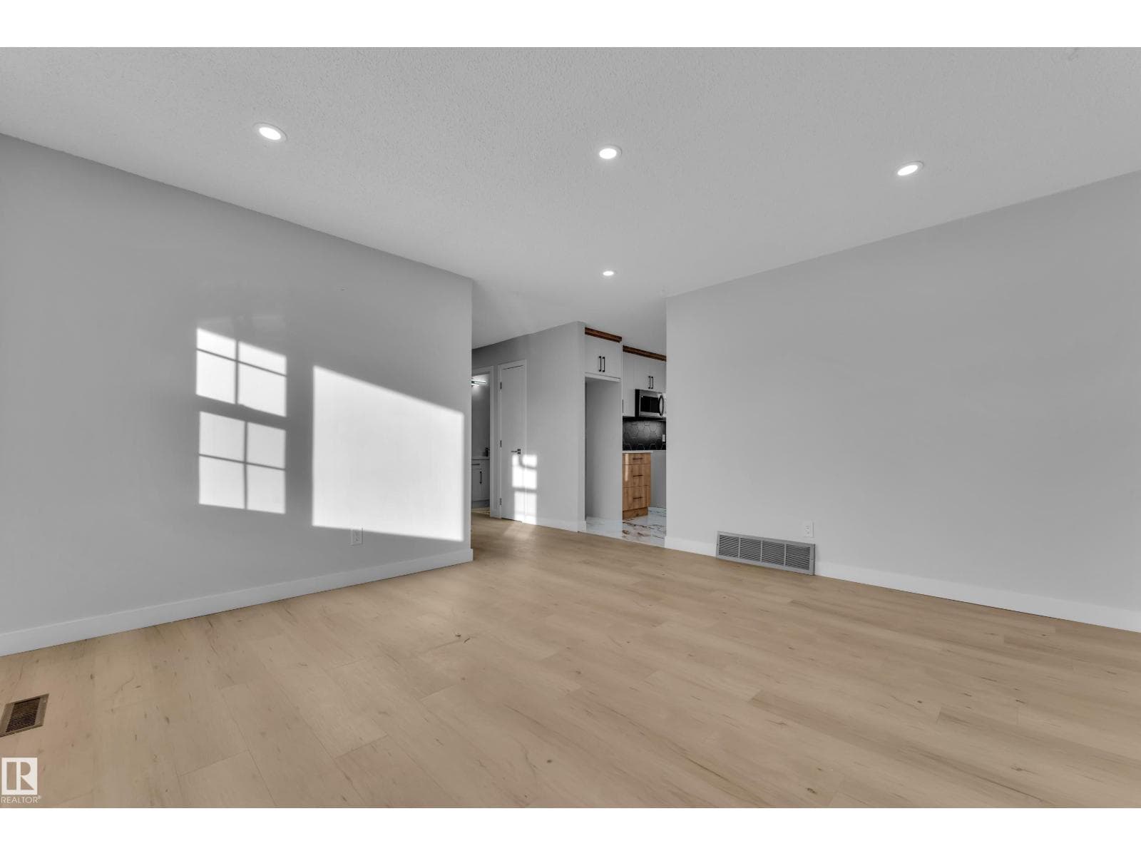 5118 17A AV NW NW — photo 5