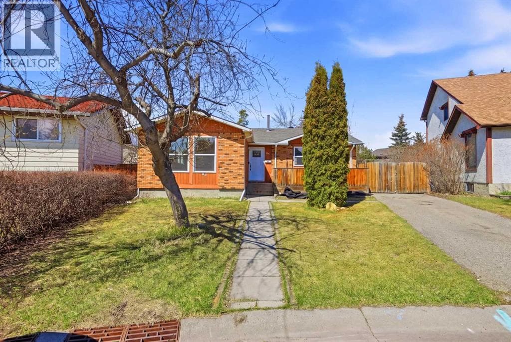 92 Whitlock Close NE — photo 2