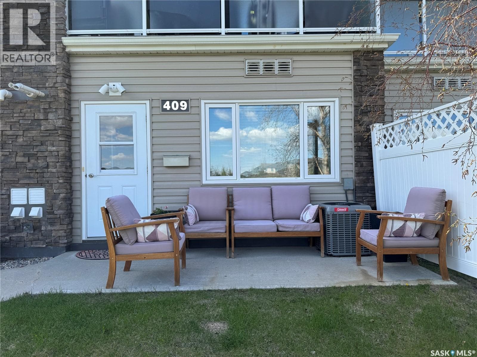 409 1022 Hampton CIRCLE — photo 2