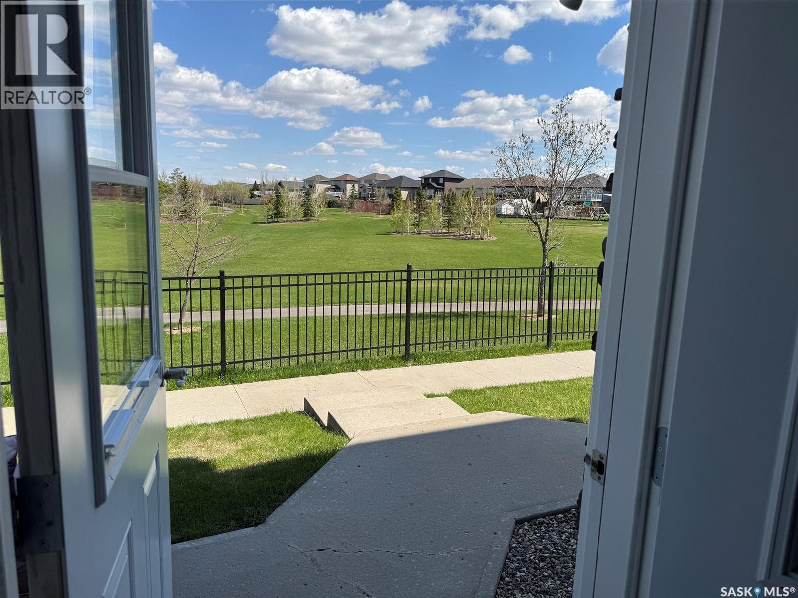 409 1022 Hampton CIRCLE — photo 3