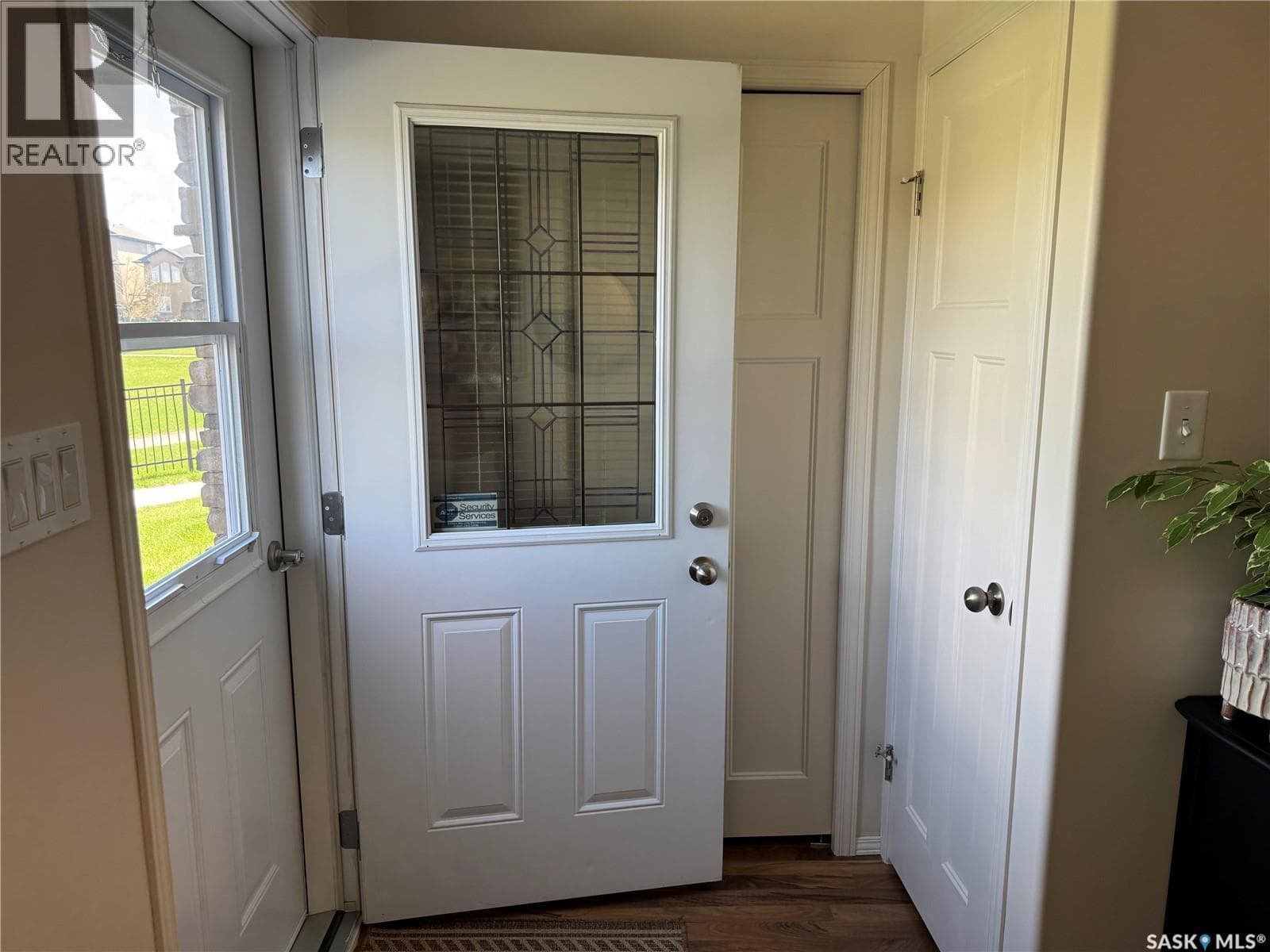 409 1022 Hampton CIRCLE — photo 4