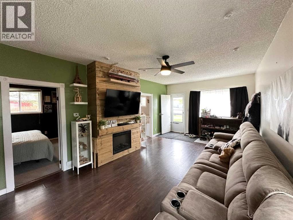 5304 46 Avenue — photo 3