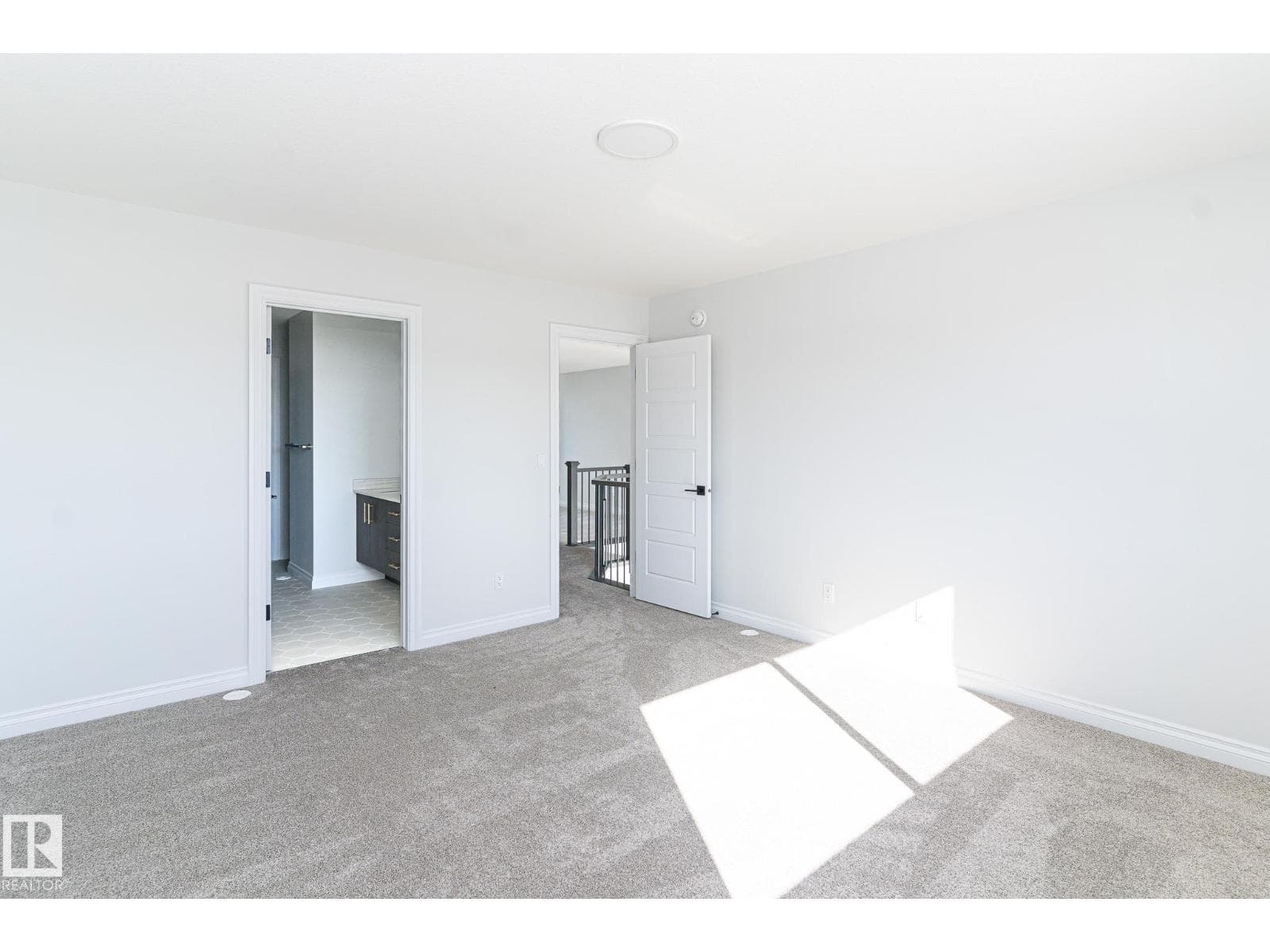 911 18 AV NW — photo 3
