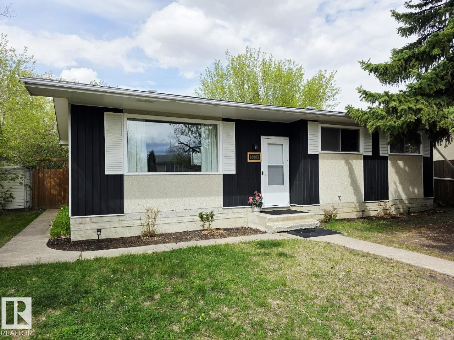 5204 43 AV — photo 3