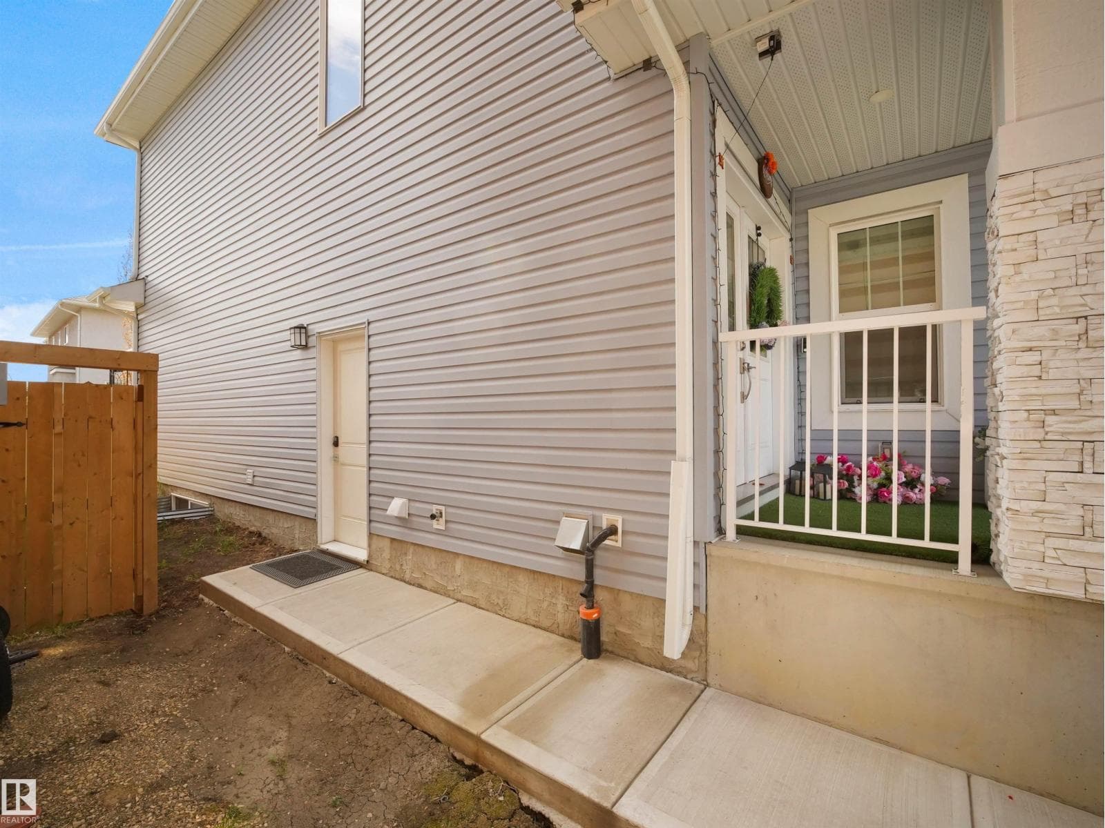 1427 150 AV NW — photo 4
